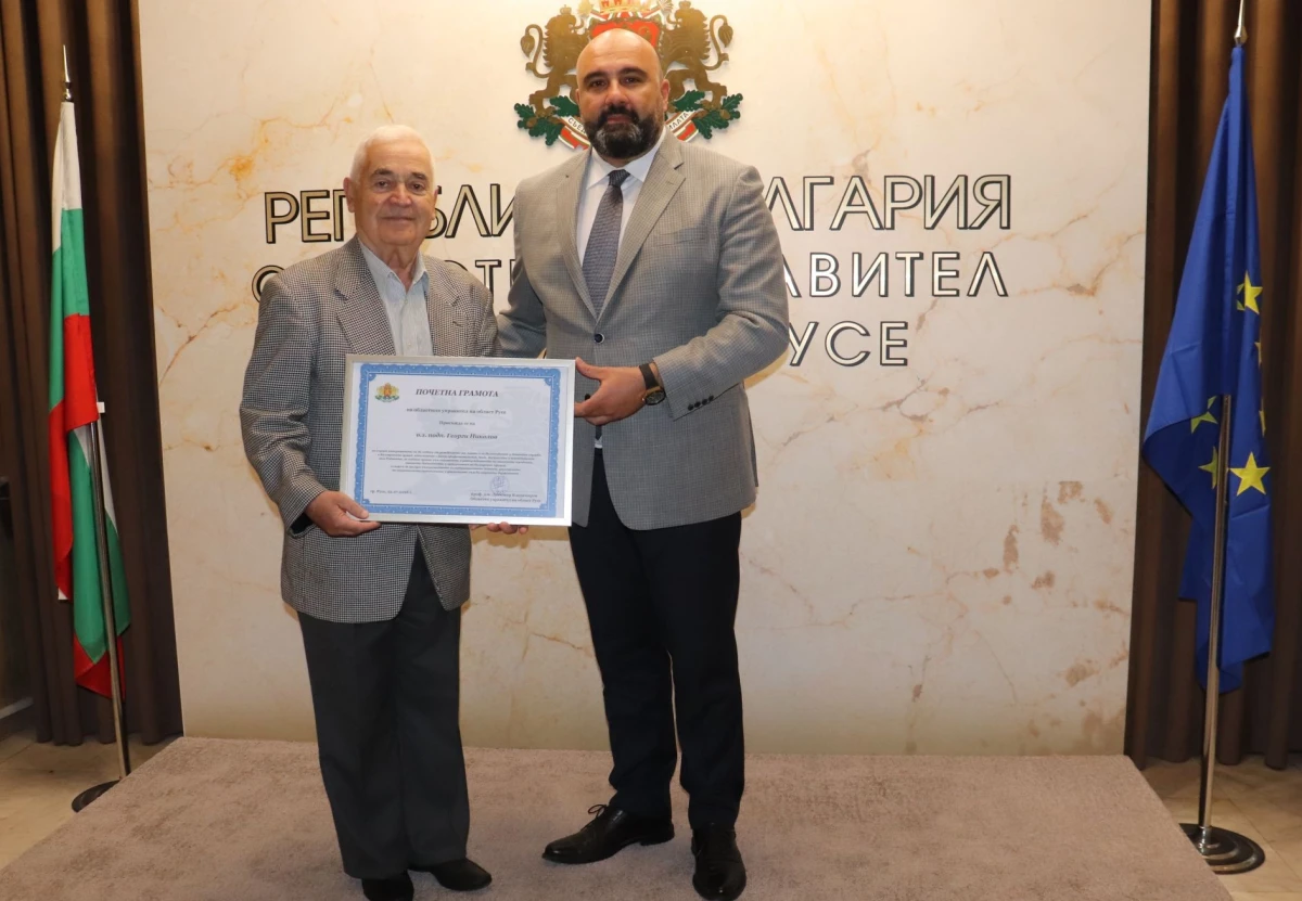 С почетна грамота от областния управител на Русе проф Любомир