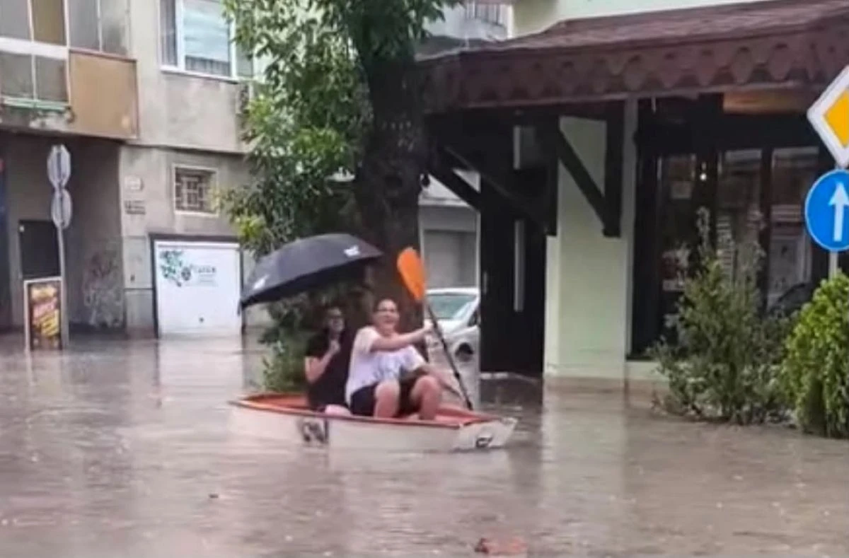 Поройният дъжд във Варна На видео споделено в социалните мрежи