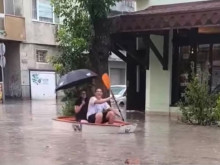 С лодка по улицата: Варненци се забавляват напук на наводненията
