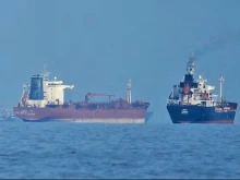 Два петролни танкера са ударени от хутите в Червено море