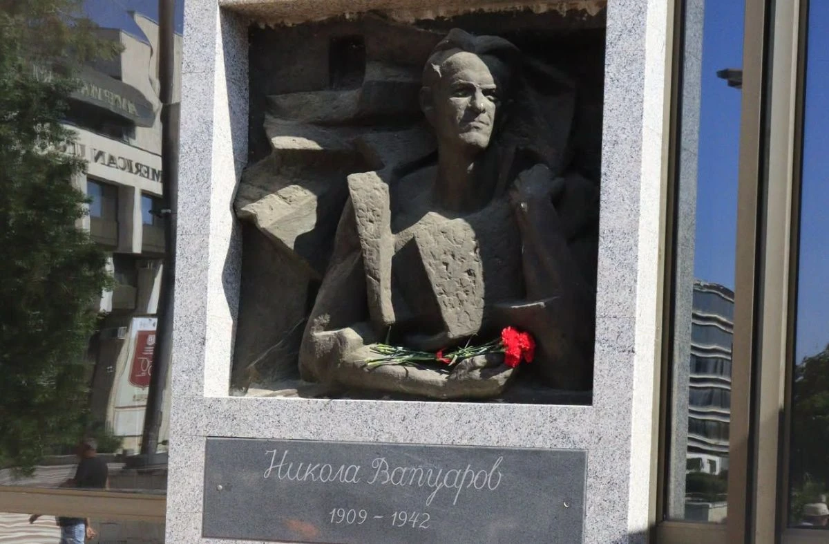 Благоевград отбеляза 84 години от смъртта на Никола Вапцаров Цветя