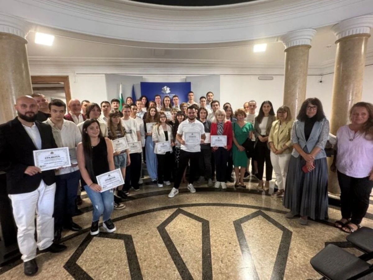 Рекордните 152 ученици завършиха с отличен успех програмата на Министерството