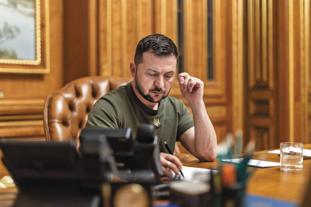Украинският президент подписа укази за удължаване на военното положение и