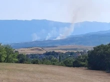 Голям пожар край петрички села, огънят се разраства бързо