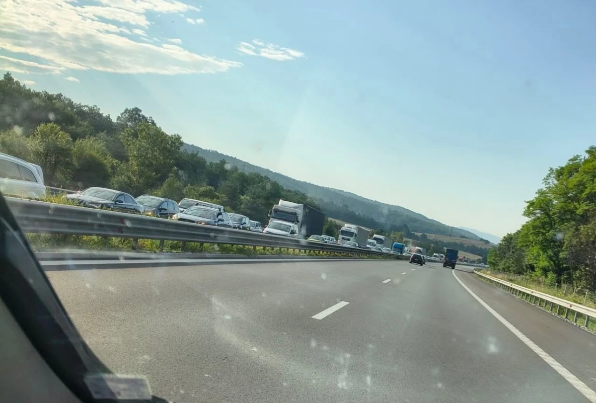 Затруднено е движението по автомагистрала Тракия в посока София научи