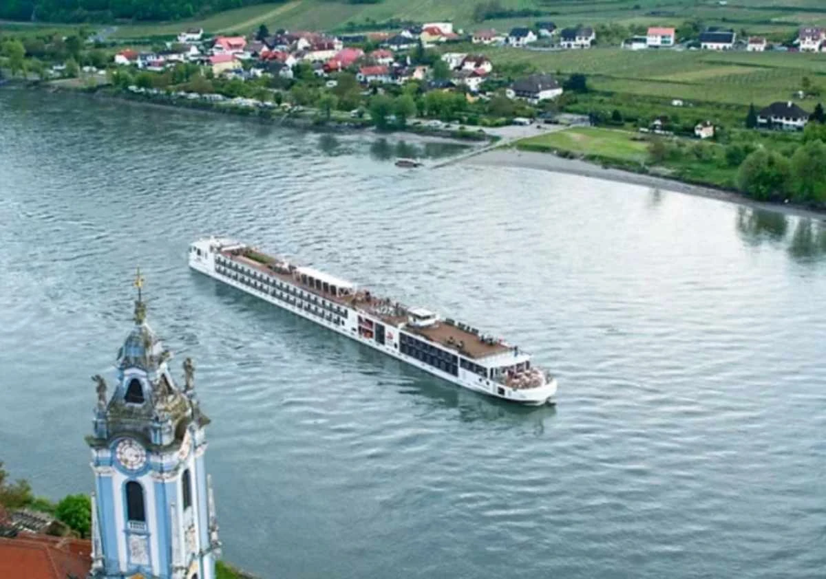Круизен кораб с 238 души на борда заседна в плитчините
