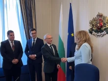ПП връчиха на президента Йотова петиция за вето на Бюджет 2026