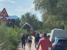 Обърнал се тир затруднява движението по пътя Мездра - Враца