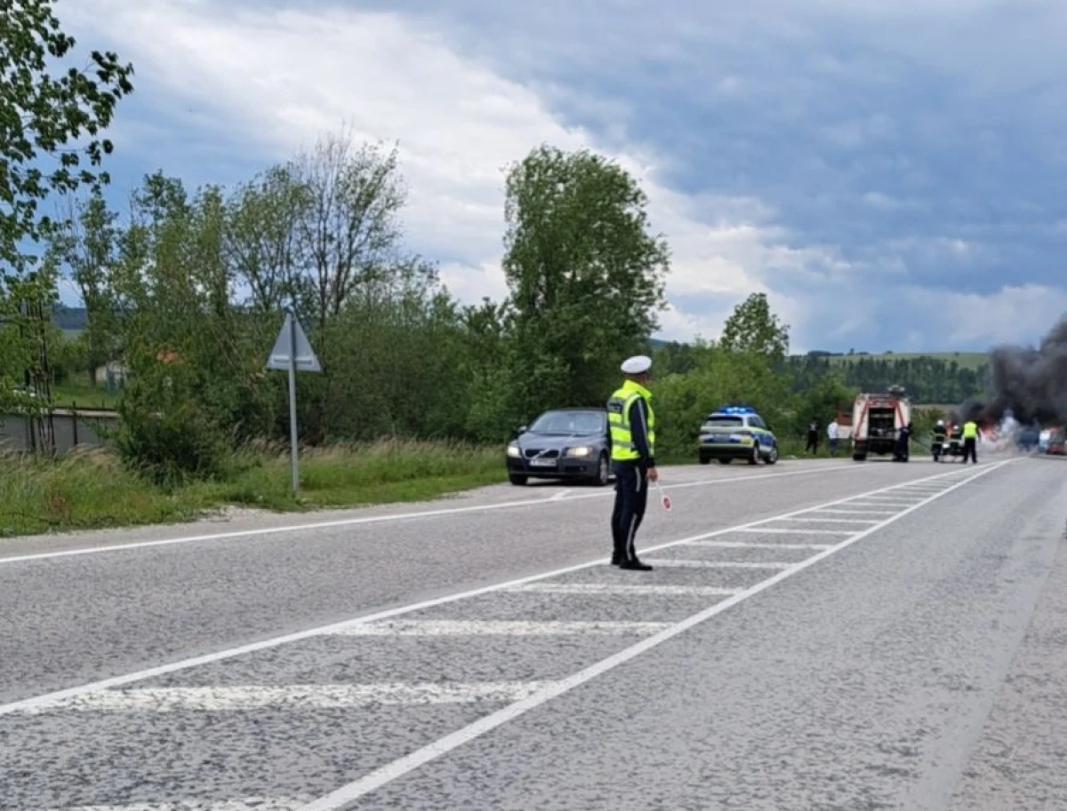Трима души са пострадали при челен сблъсък между два леки
