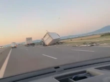 Два тира се удариха на Северната скоростна тангента, пътят е затворен