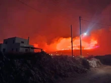 Голям горски пожар бушува на остров Парос, евакуират жители