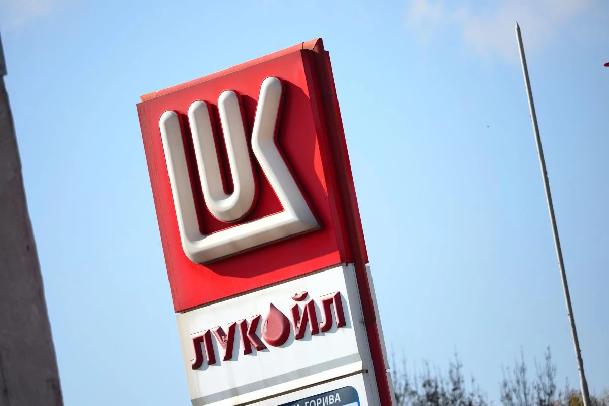Управляващите въведоха държавен надзор върху търговията с нефт заради казуса "Лукойл", ГЕРБ претендира за авторство на закона