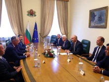 Радев проведе среща, свързана с придобиването на противопожарни самолети