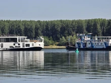 Изтеглят заседналия круизен кораб в река Дунав край Видин