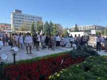 ОИК решава дали да прекрати предсрочно мандата на горнооряховския кмет, стотици се събраха пред Общината, за да го подкрепят