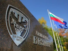Първият американски самолет цистерна пристигна в авиобаза "Безмер"