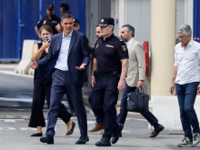 Испанският премиер пристигна в Сеута след рекордната вълна от мигранти