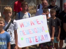 Протест във Варна: Деца и родители настояват за пешеходна пътека на натоварено кръстовище