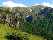 Фатален инцидент в Стара планина: Жена загина след падане от върха на било