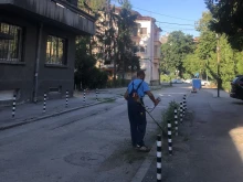Косенето на тревните площи в Русе продължава и през тази седмица