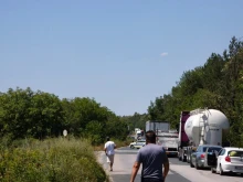 Аварирал камион спря движението между Враца и Монтана: Образува се тапа