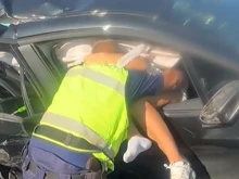Истински ужас с 4 смазани коли на АМ "Струма", полицаите вадят момиче от неузнаваем автомобил!