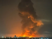 Русия удари Киев с крилати и балистични ракети, гори огромен пожар