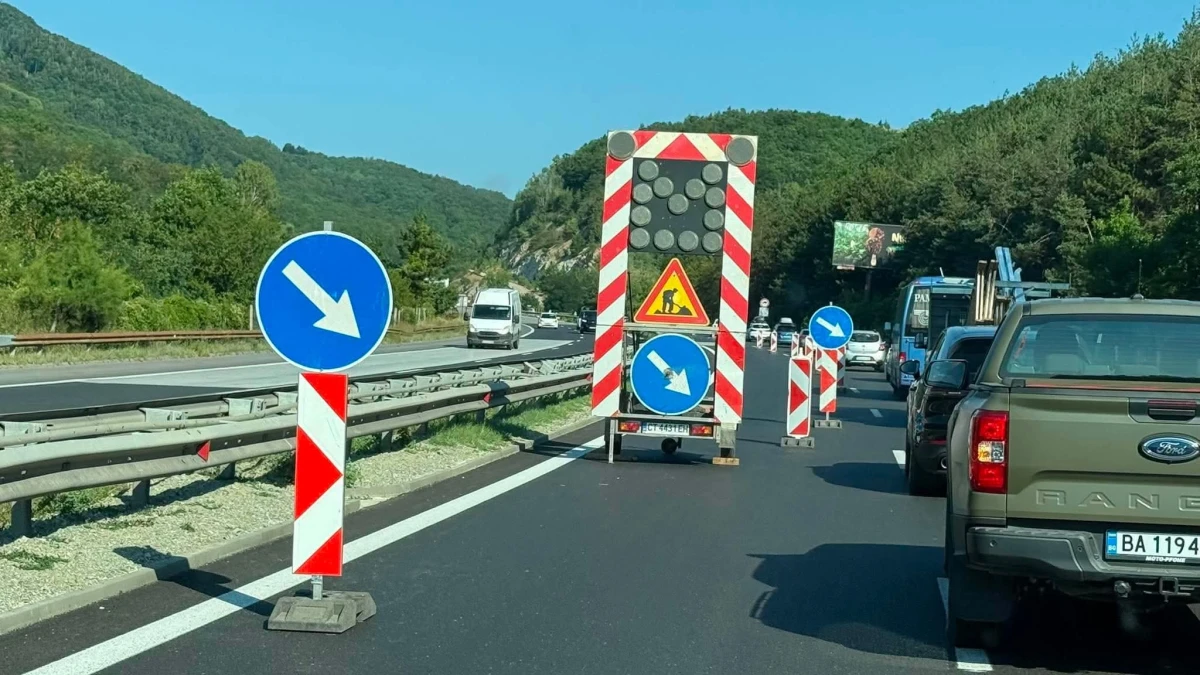 Голяма тапа и катастрофа затруднява движението по АМ "Тракия"