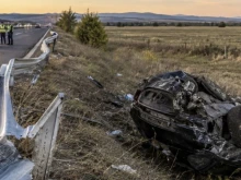 Кола се блъсна в мантинелата и се обърна по таван в насрещното на АМ "Марица"