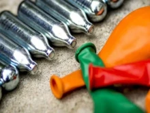 Откриха над 3200 флакона райски газ и хранителни добавки с неясен произход