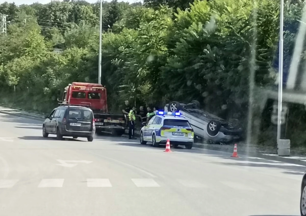 Кола се завъртя по таван на метри от пешеходна пътека във Велико Търново