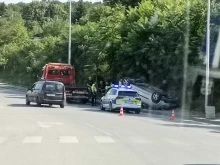 Кола се завъртя по таван на метри от пешеходна пътека във Велико Търново