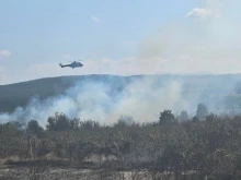 Огнената стихия до магистрала "Тракия" се разраства бързо, на място има и хеликоптер