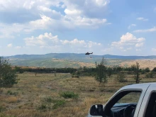 Втори хеликоптер се включи в гасенето на пожара до АМ "Тракия"