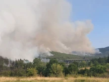Пуснаха движението по АМ "Тракия" и в двете посоки, гасенето на пламъците ще продължи през нощта