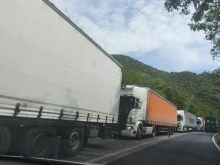 Спират камионите над 12 тона по "Тракия", "Струма" и Кресненското дефиле 