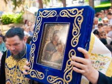 Разлог посрещна мироточивата икона "Пресвета Богородица Хавайска"