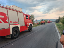 Голям пожар бушува край Първомай, 10 екипа се борят с огъня