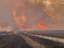 Цяла нощ продължи борбата с големия пожар край Първомай и Брягово