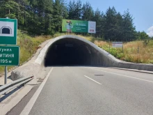 Аварирал автобус затрудни движението в тунел "Витиня" на АМ "Хемус" в посока София