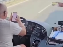 Поредно безумие: Шофьор на автобус управлява с лакти, докато гледа TikTok
