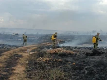 Военнослужещи и два хеликоптера се включиха в гасенето на пожара край Асеновград