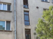 Спасиха коте, заседнало на външен перваз на жилищен блок в столичния район "Триадица"