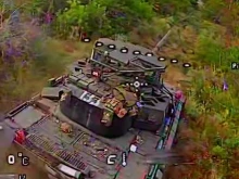 Руският танк с активен защитен комплекс "Арена-М" започна да прихваща FPV-дронове на фронта