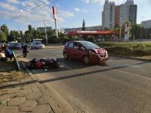 Катастрофа край 4-ти километър: Моторист е откаран в болница