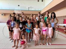 "Активно лято 2026" събра децата на Казанлък на урок по художествена гимнастика