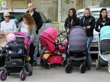 Предлагат майки и бащи на срочен договор да запазват работата си по време на отпуск за дете