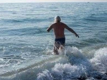 Възрастен мъж мина стотици километри с влака само, за да бъде 2 часа на плажа: Не съм луд, жив съм!