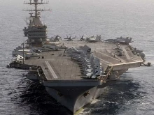 Членове на екипажа на ядрения суперносач USS Abraham Lincoln скачат зад борда