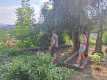 Доброволци и деца преобразиха двор на стара църква край Велико Търново